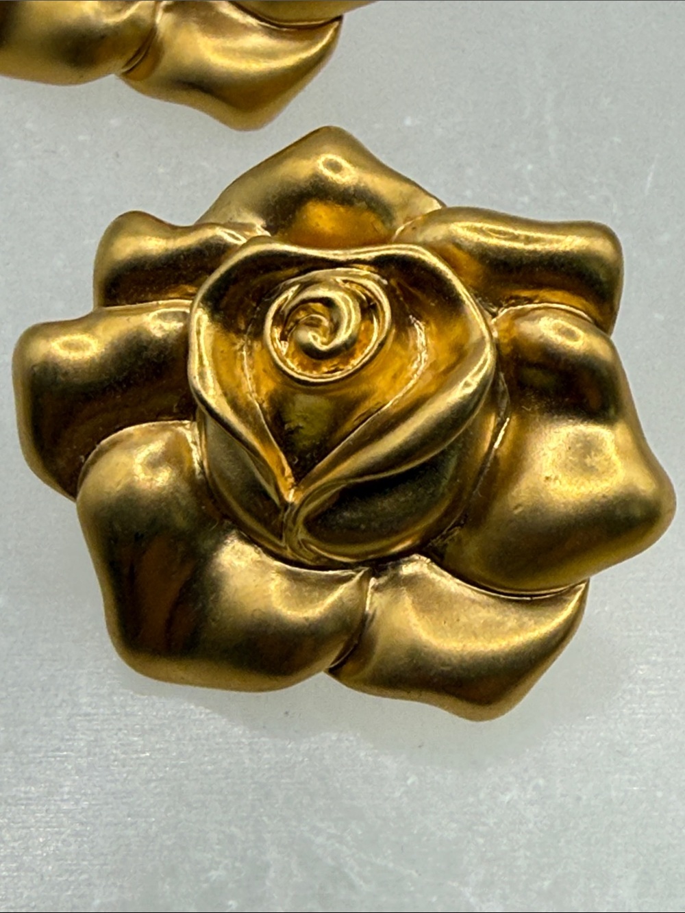 Vintage Avon Gold tone matte Rose Floral Clip-On Earrings beautiful flower - Picture 2 of 9